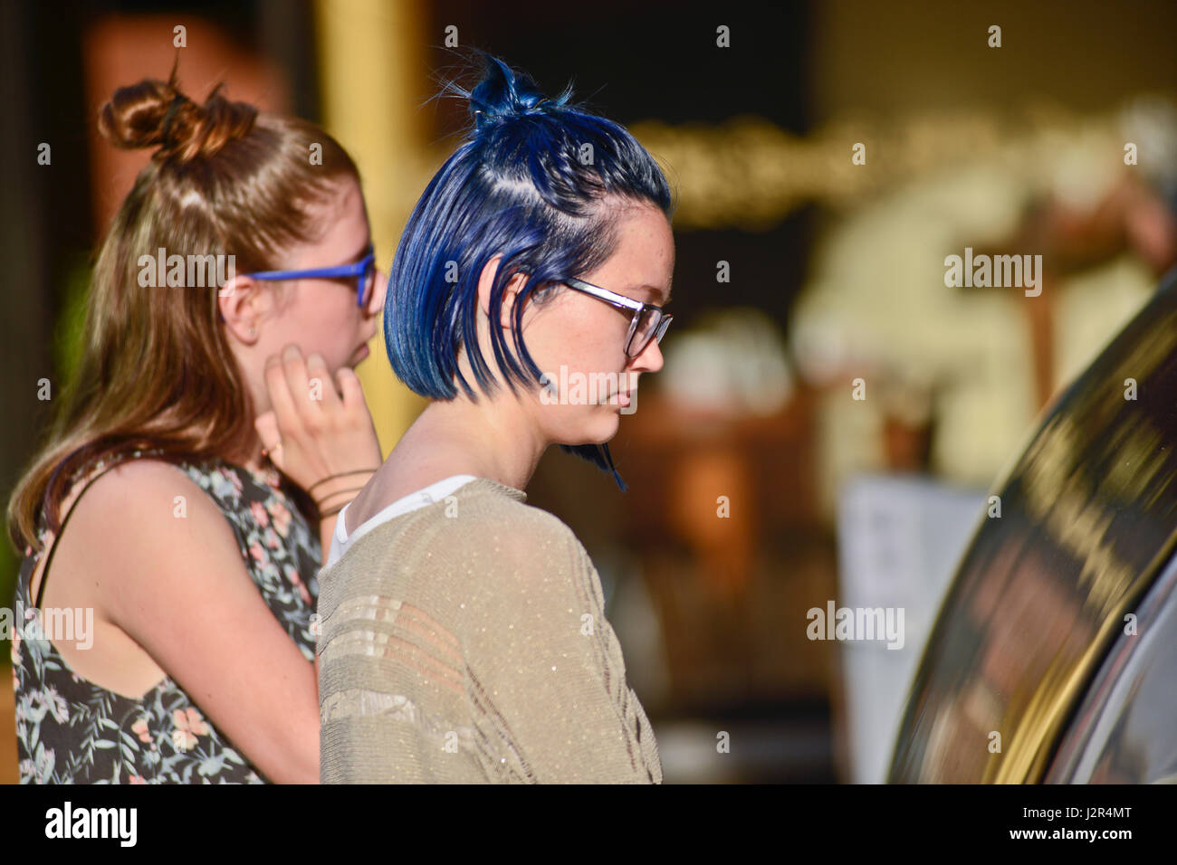 Ein Mädchen mit blauen Haaren shopping für Eis Stockfoto