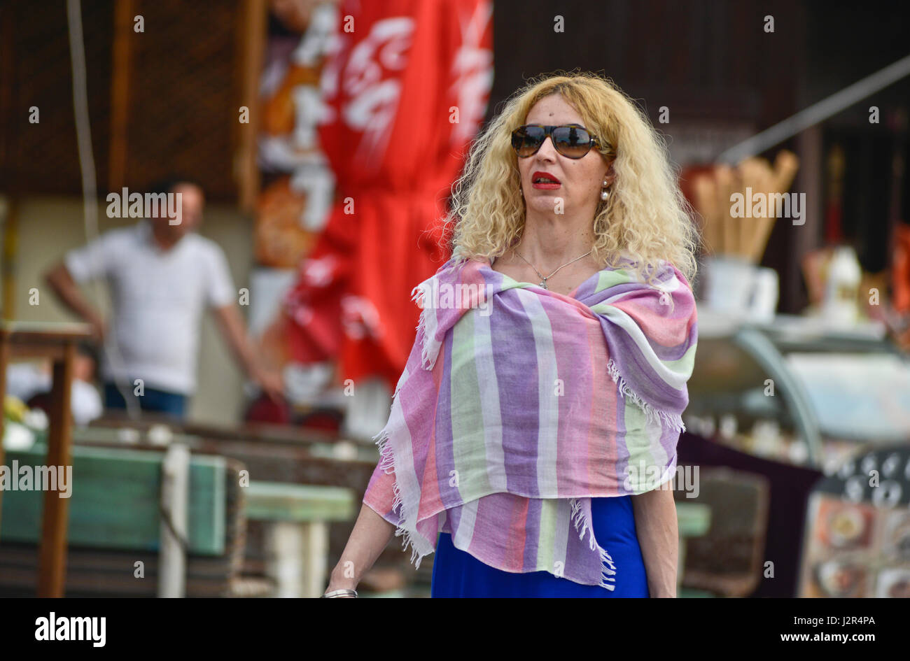 Eine Dame geht in den Straßen von Sarajevo Stockfoto