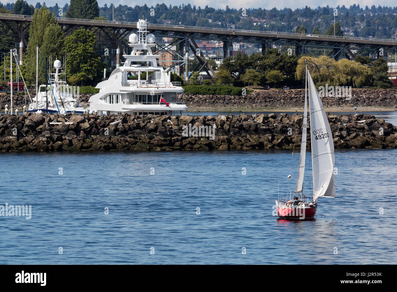 Segeln im Puget Sound in der Nähe von Seattle, Washington. Stockfoto
