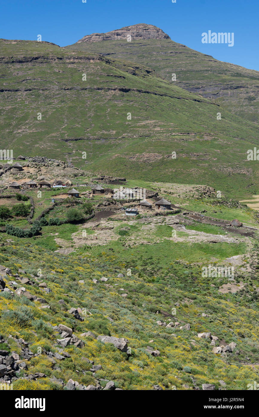 Bergige Landschaft und kleine Siedlung auf Weg nach Semonkong, Maseru-Distrikt, Königreich von Lesotho Stockfoto