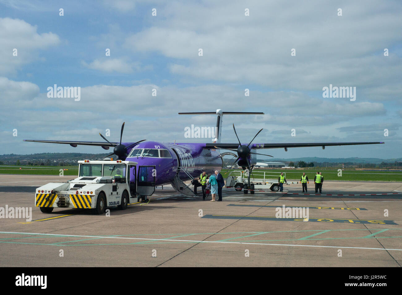 Ein Flybee-Propeller-Flugzeug wartet auf Passagiere, Exeter Flughafen Devon England vor Anrechnung für Edinburgh laden Stockfoto