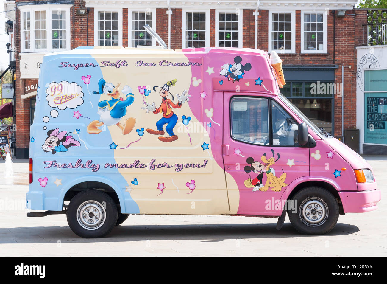 "Ollies Lollies" ice Cream van, Leys Avenue, Letchworth Garden City, Hertfordshire, England, Vereinigtes Königreich Stockfoto