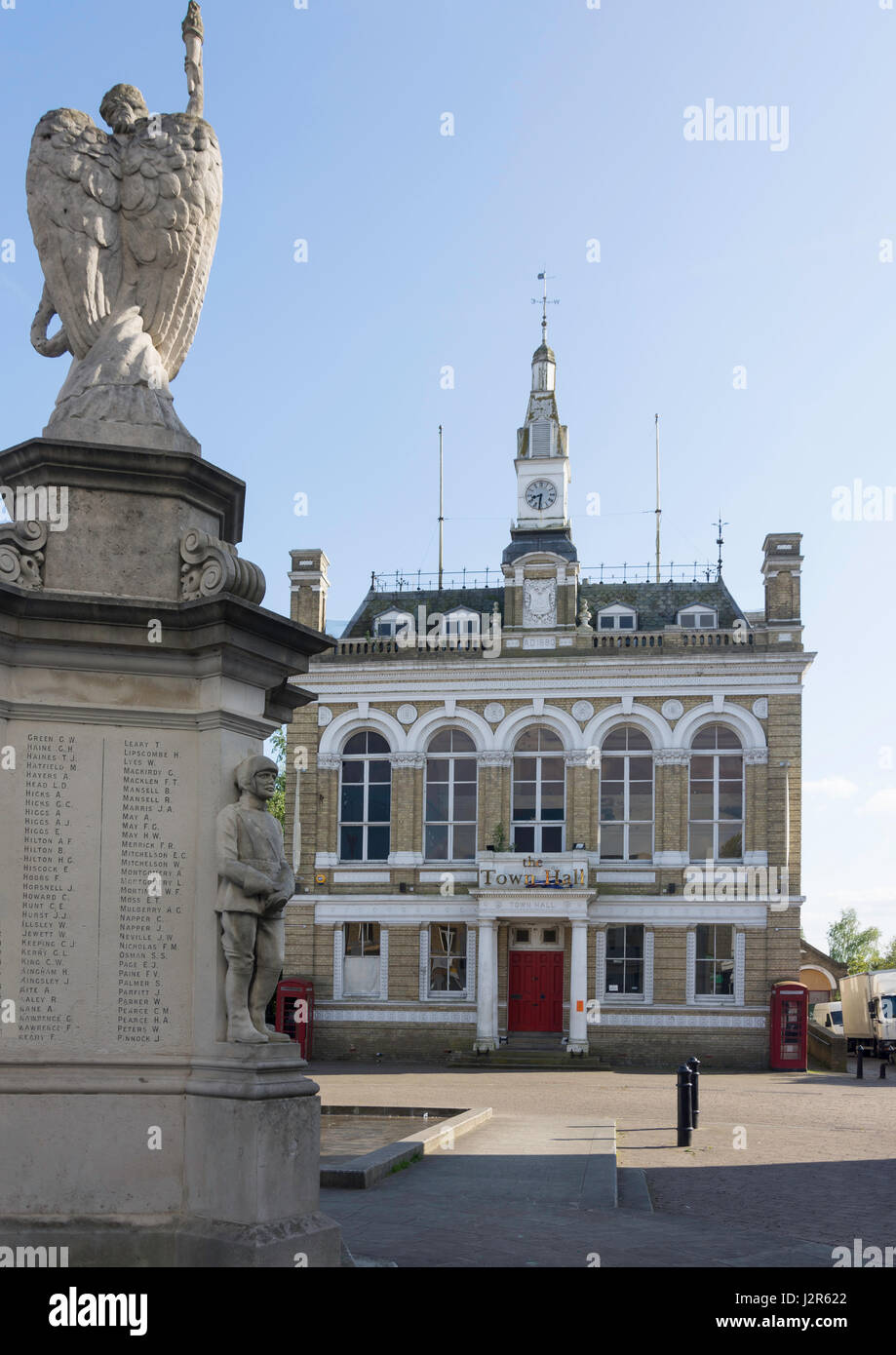 Krieg-Denkmal und altes Rathaus, Marktplatz, Staines-upon-Thames, Surrey, England, Vereinigtes Königreich Stockfoto