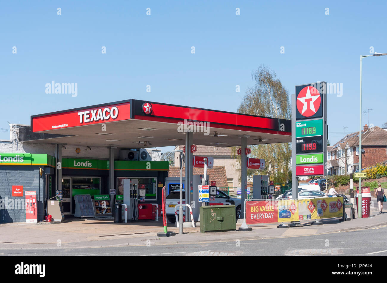 Texaco-Tankstelle, Cnr Wasser Lane & Bahnhofstraße, Kings Langley, Hertfordshire, England, Vereinigtes Königreich Stockfoto