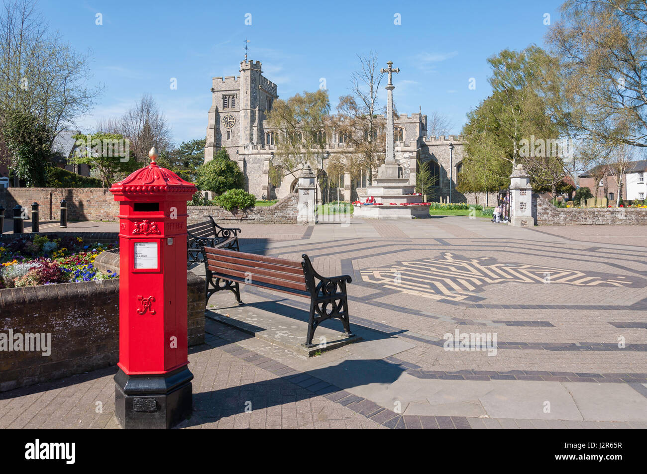 Die Kirche des Heiligen Petrus & Paul und Kriegerdenkmal, Church Square, Tring, Hertfordshire, England, Vereinigtes Königreich Stockfoto