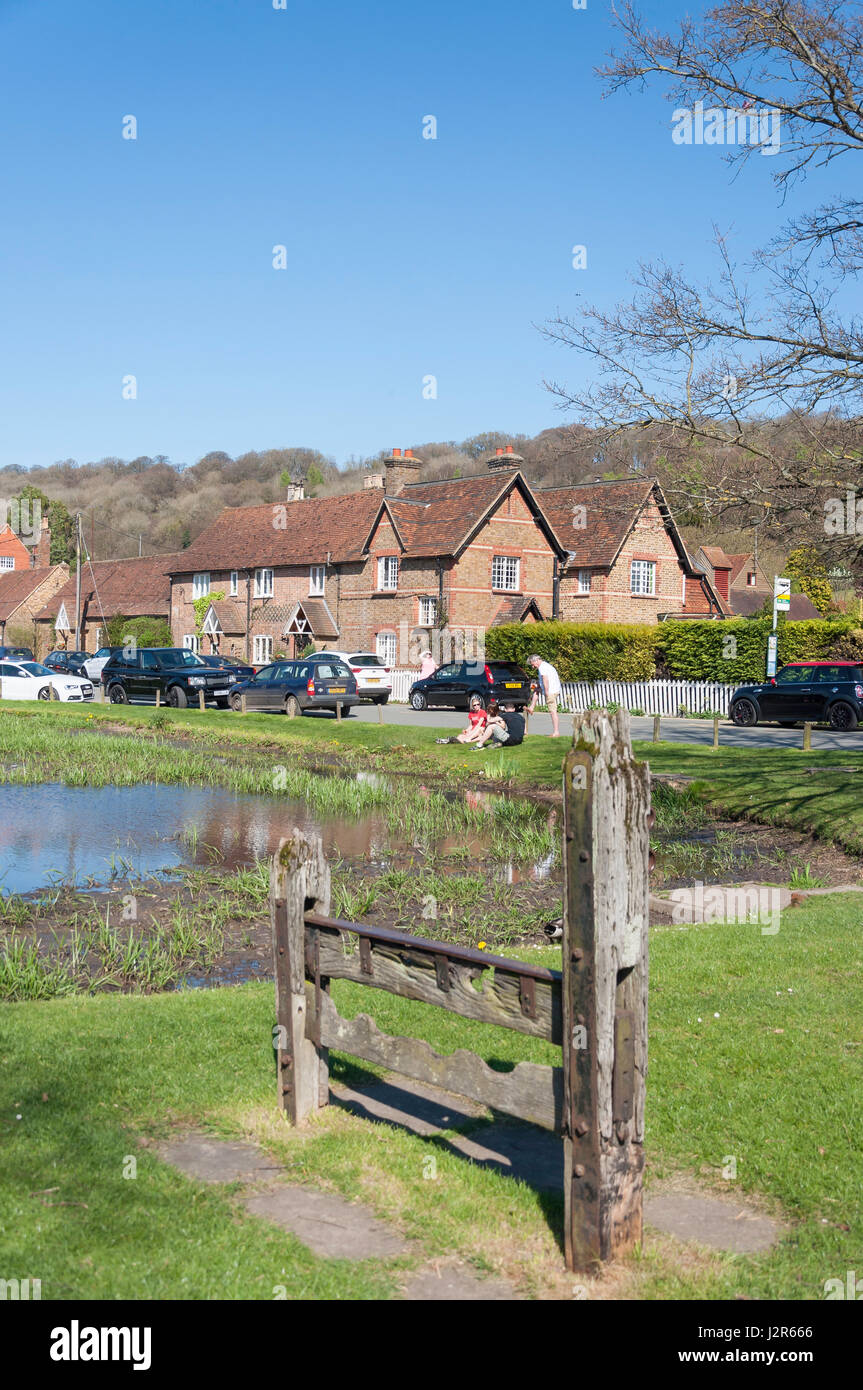 Alte Bestände von Dorf Teich, Aldbury, Hertfordshire, England, Vereinigtes Königreich Stockfoto