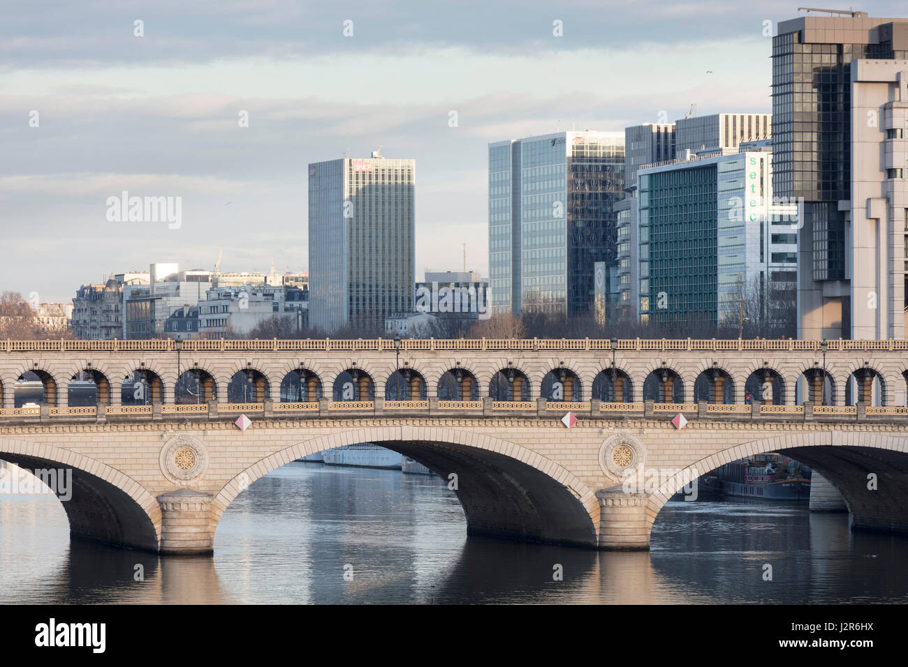 Pont de Bercy, Bercy Brücke und Seineufer, Paris, Frankreich Stockfoto