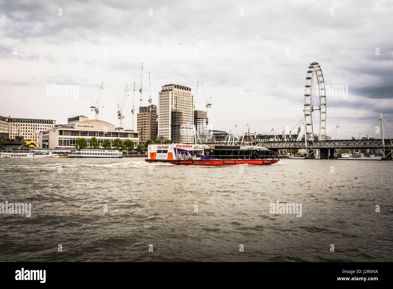 Die Royal Festival Hall an der Southbank mit Hungerford Bridge und dem Millenium Wheel im Hintergrund, London, England, Großbritannien Stockfoto
