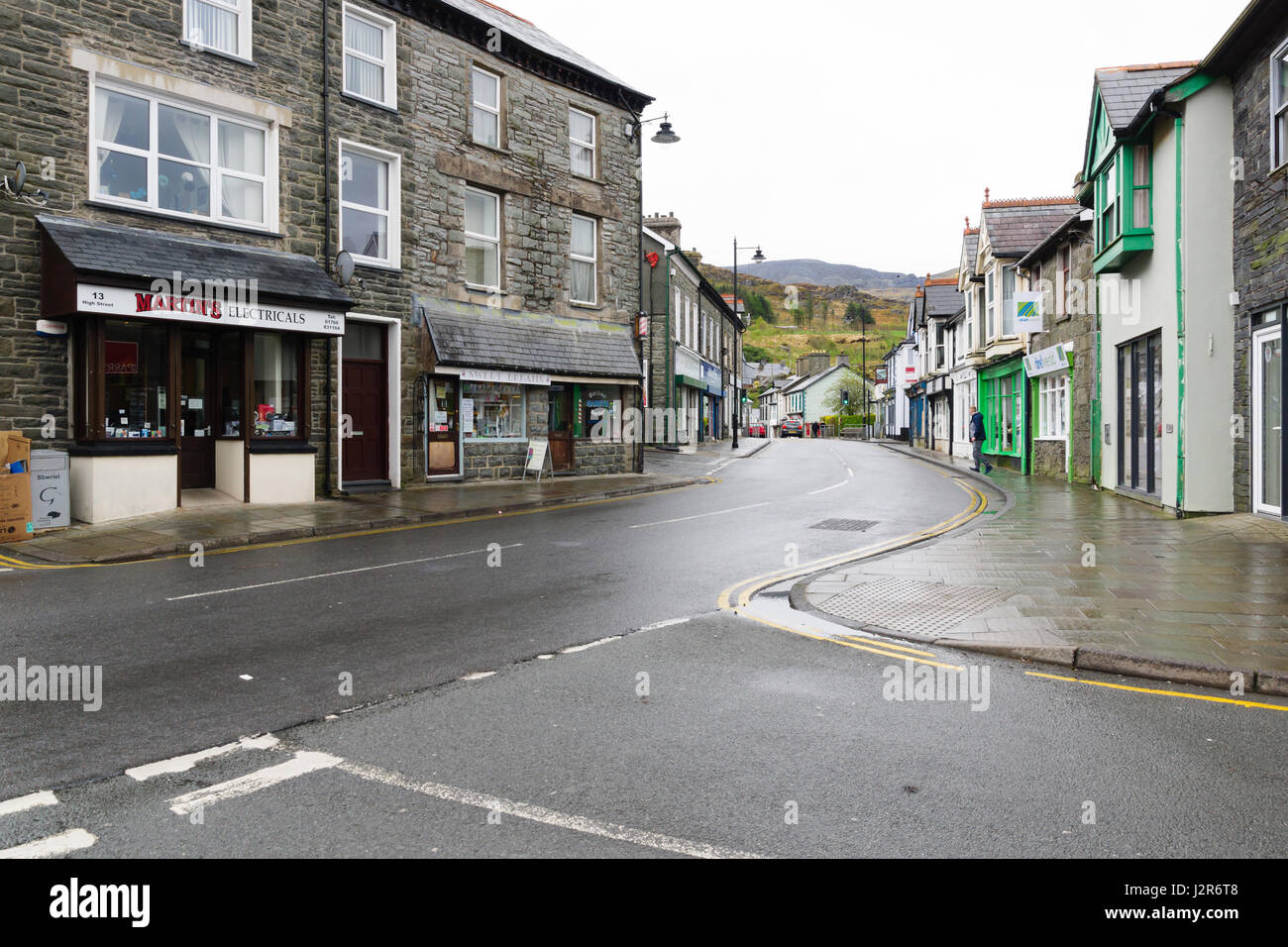 Die Hauptstraße in der Walisischen Bergbaustadt Blaenau Ffestiniog berühmt für seine Schiefergruben und in der Mitte des Snowdonia gelegen Stockfoto