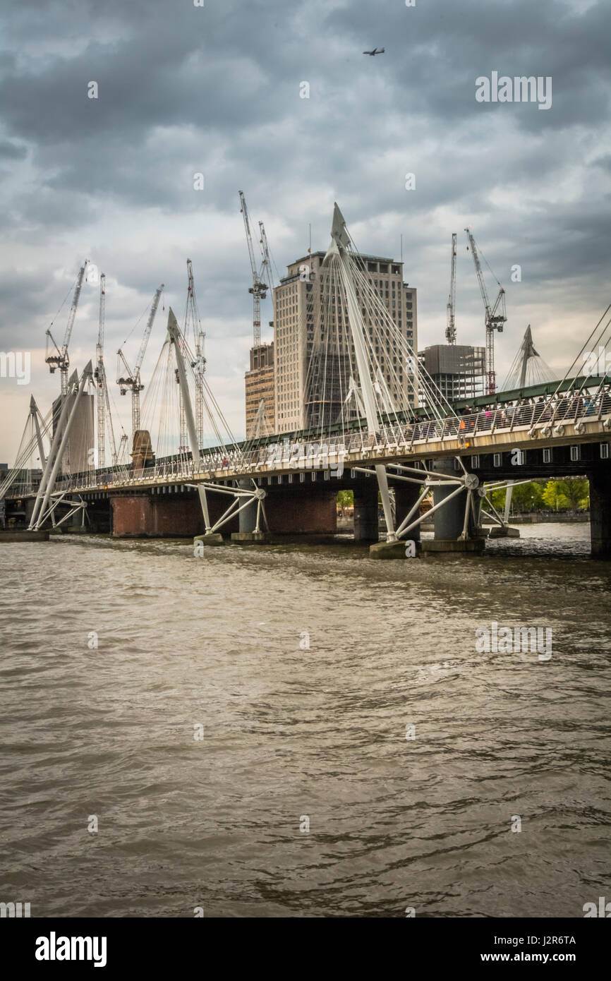 Hungerford Bridge und South Bank Centre, London, UK Stockfoto