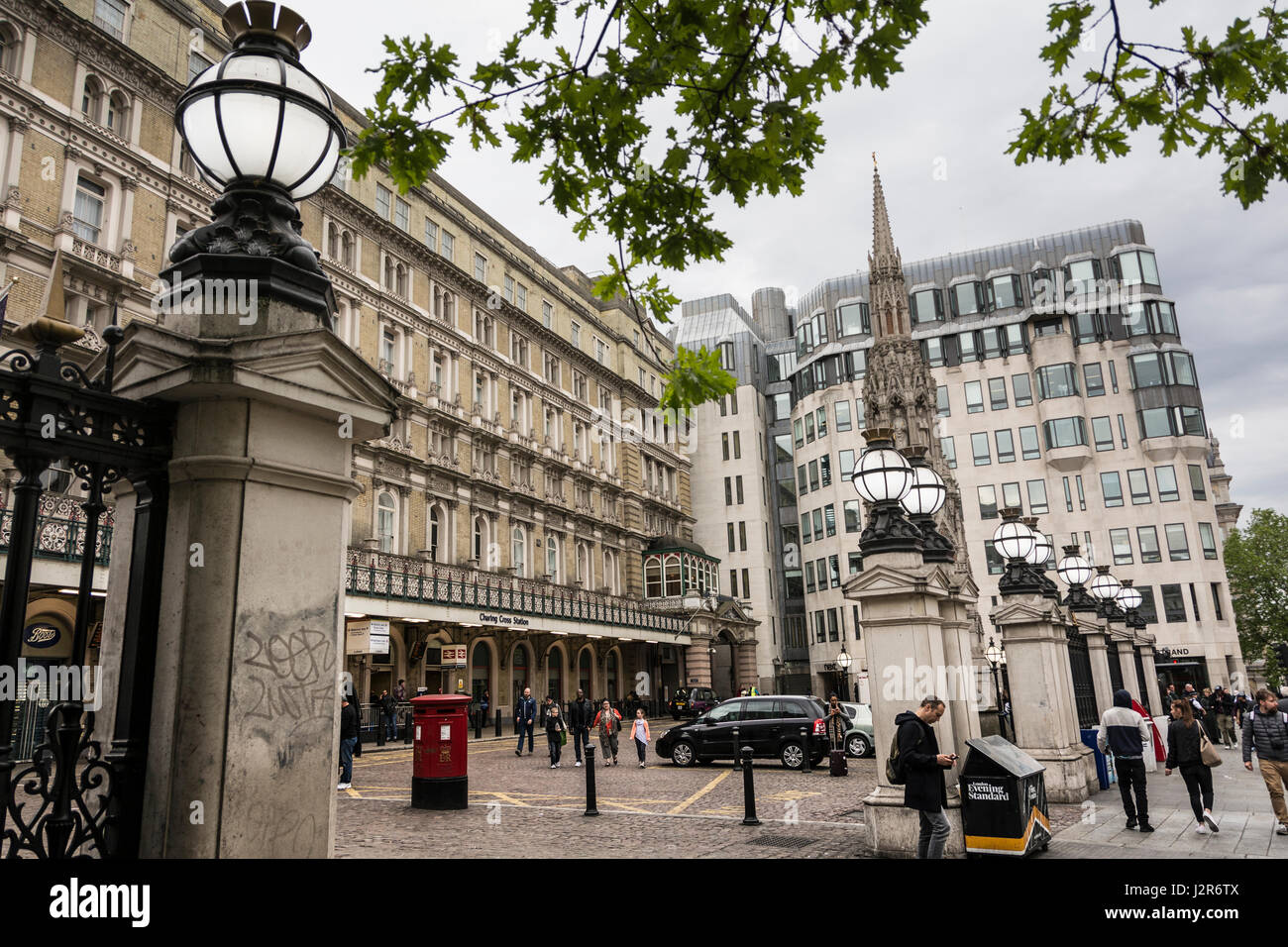 Der Vorplatz des Bahnhofs Charing Cross in London, England, Großbritannien Stockfoto