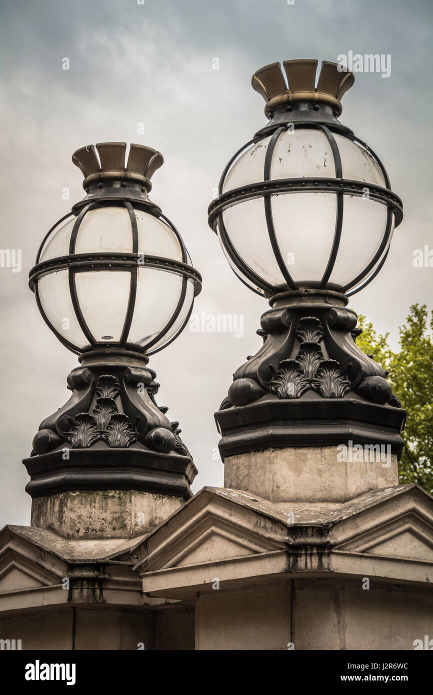 Dekorative Innenhoflampen auf dem Vorplatz des Bahnhofs Charing Cross in London, England, Großbritannien Stockfoto