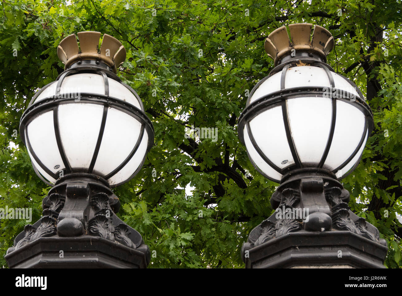 Dekorative Innenhoflampen auf dem Vorplatz des Bahnhofs Charing Cross in London, England, Großbritannien Stockfoto