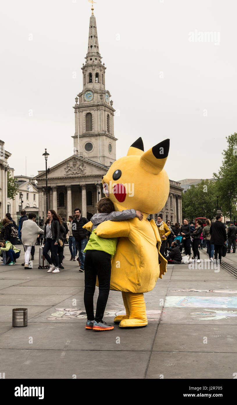 Pikachu die freundlichen Pokemon Charakter in Trafalgar Square, London, England, UK Stockfoto