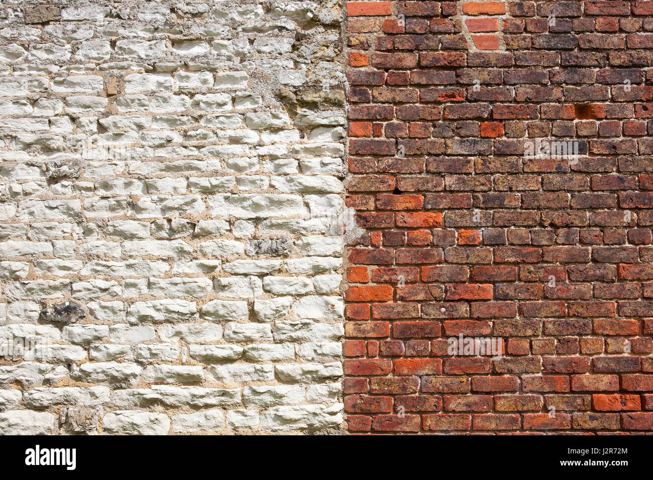 architektonischen Hintergrund aus rotem Backstein und weißen Steinmauer aus einer alten Scheune Stockfoto
