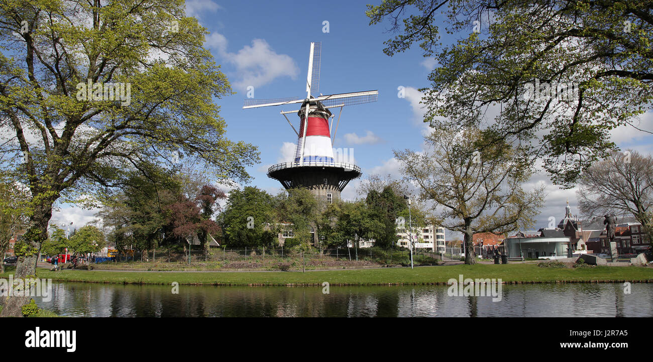 Windmühle De Valk The Falcon mit niederländischer Flagge Leiden Nethelands Stockfoto