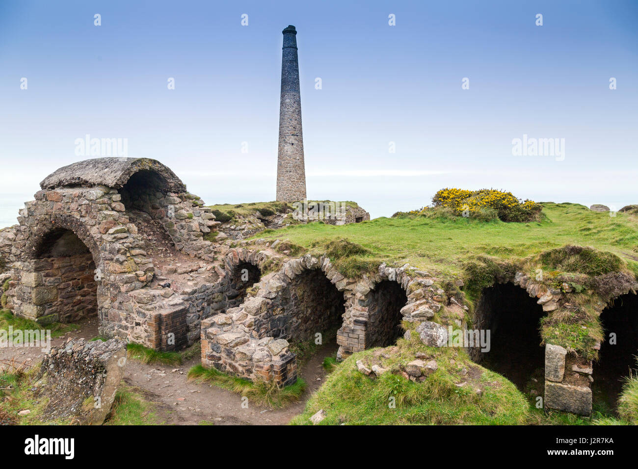 Die erhaltenen Reste der 1906 Arsen Werke kondensiert Kammern oben auf den Klippen am Botallack, Cornwall, England Stockfoto