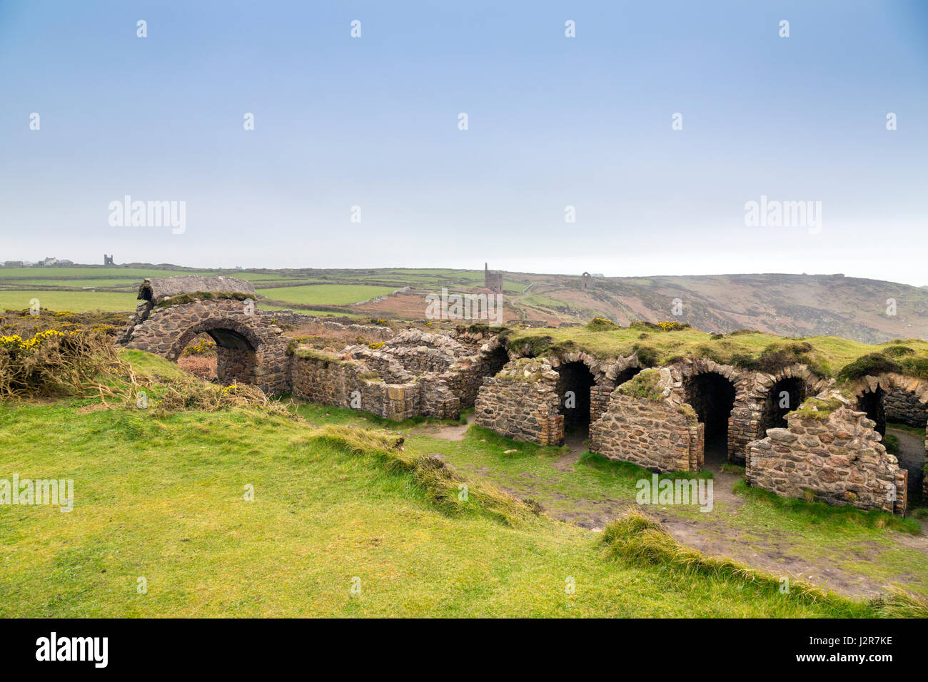 Die erhaltenen Reste der 1906 Arsen Werke kondensiert Kammern oben auf den Klippen am Botallack, Cornwall, England Stockfoto