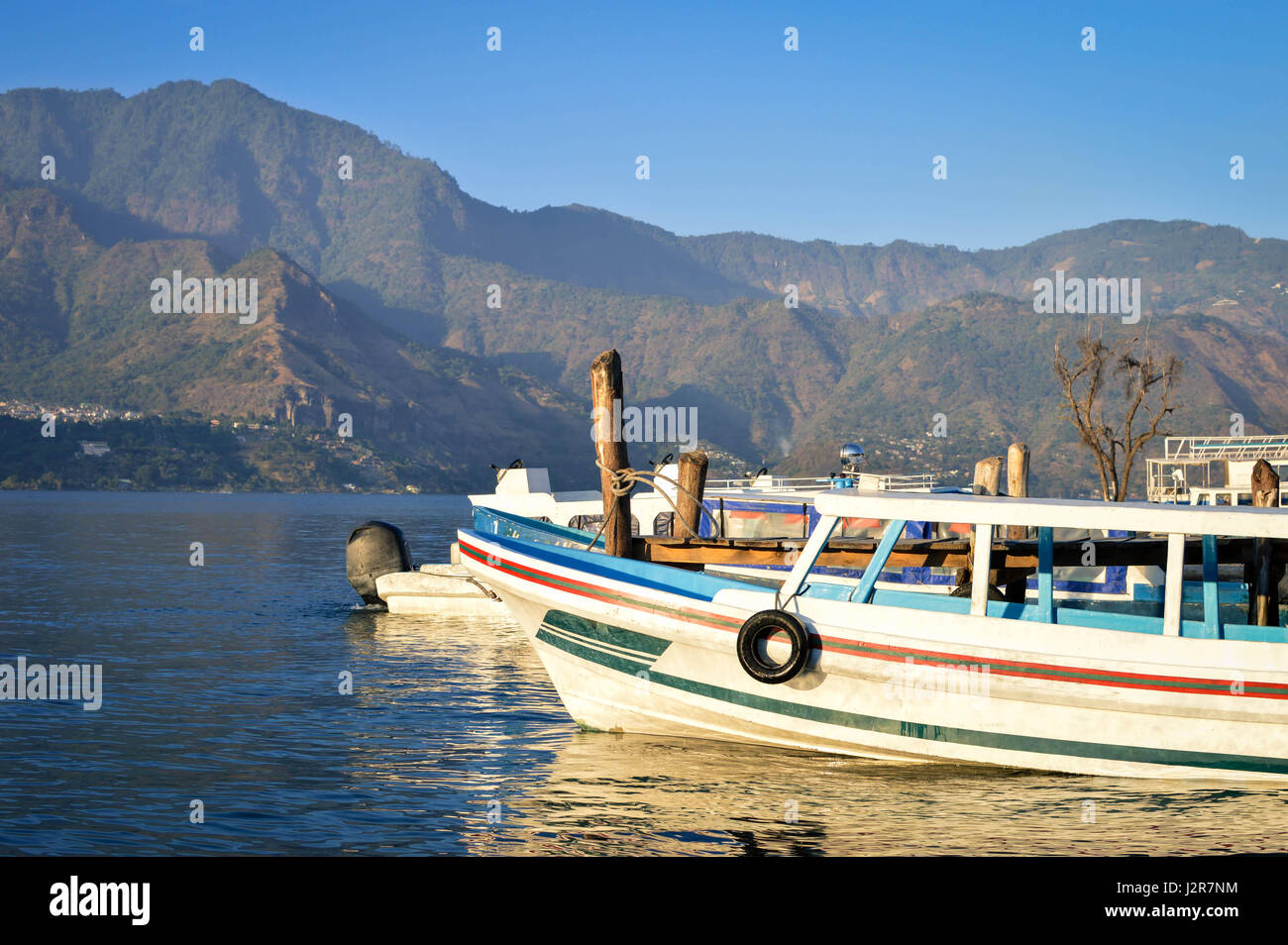 Boote bei Pana dock Liegeplatz in Lake Atitlan, Guatemala Solola Abteilung. Zentralamerika Stockfoto