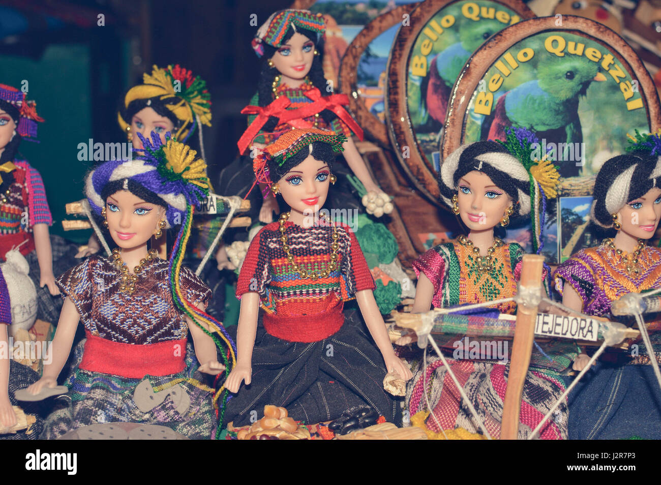 Maya Puppen, die in traditionellen Outfits gekleidet sind als Souvenirs auf dem traditionellen Markt der Totonicapan, Guatemala verkauft. Matten Filter. Der Text "Bello Qu Stockfoto Maya Puppen, die in traditionellen Outfits gekleidet sind als Souvenirs auf dem traditionellen Markt der Totonicapan, Guatemala verkauft. Matten Filter. Der Text "Bello Qu Stockfoto