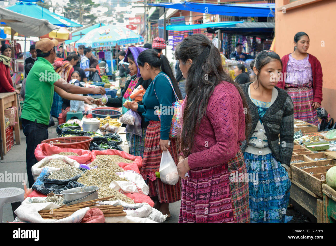 Totonicapan, Guatemala - 10. Februar 2015: Maya Menschen Shop an der großen traditionellen Markt eine kleine koloniale Totonicapan in Guatemala. Centr Stockfoto