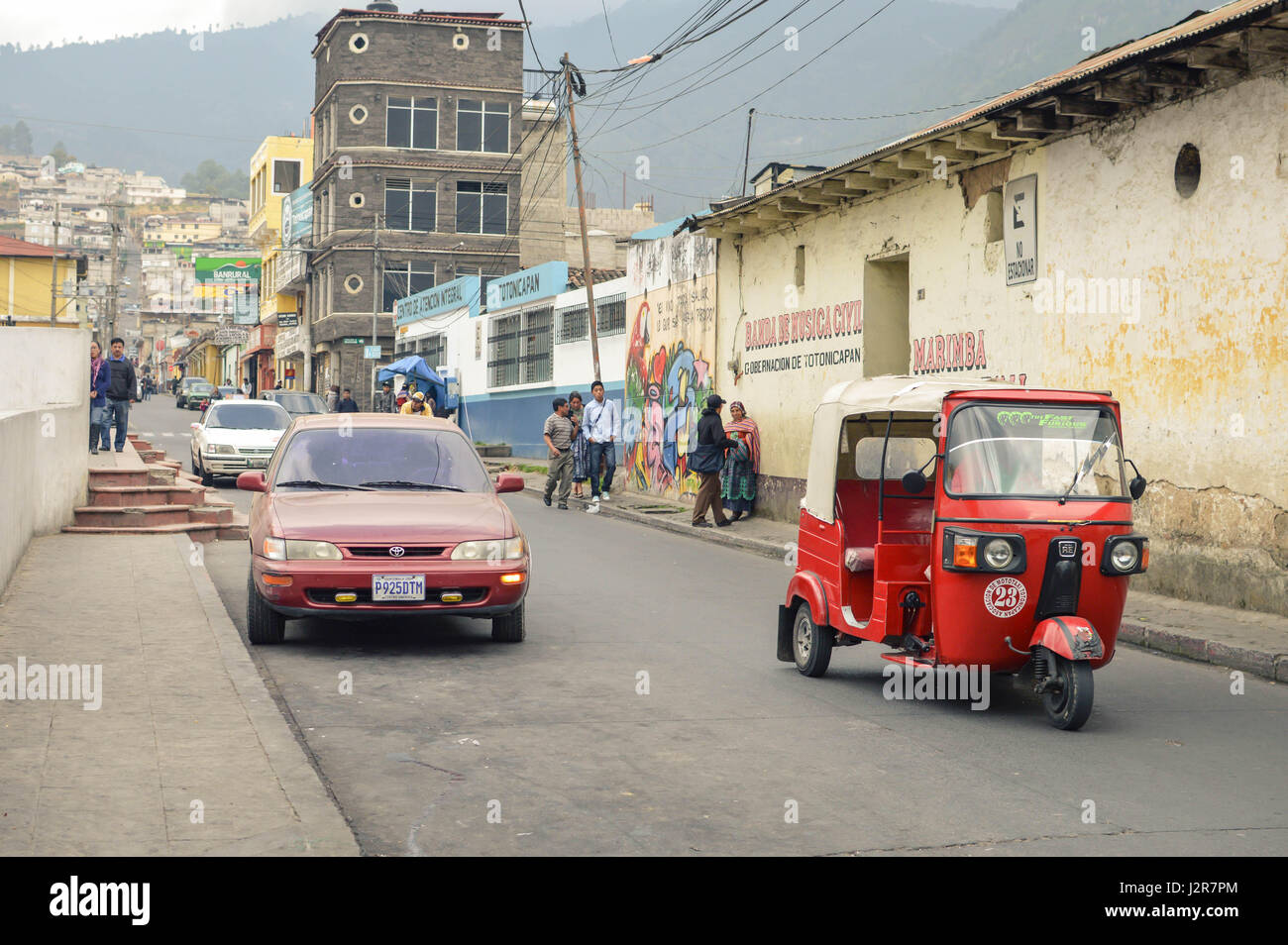 Totonicapan, Guatemala - 10, 2015 Februar: Maya Menschen und Autos sind auf den Straßen eines kleinen Kolonialstädtchen totonicapan in Guatemala in einem Bus gesehen Stockfoto