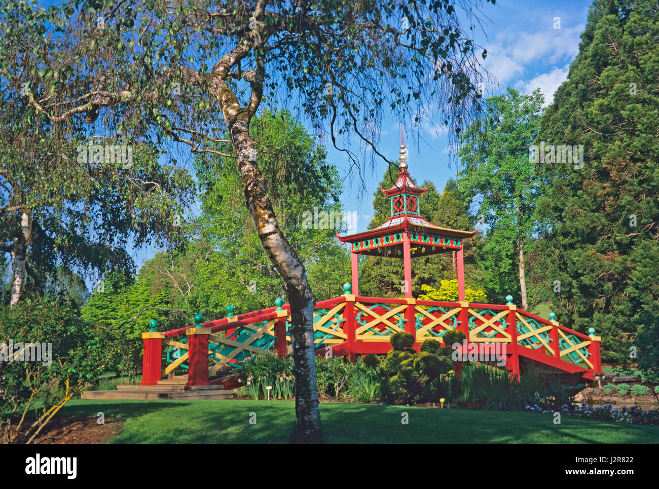 Die Chinesisch-Brücke in den Park über den See bei Apremont Stockfoto