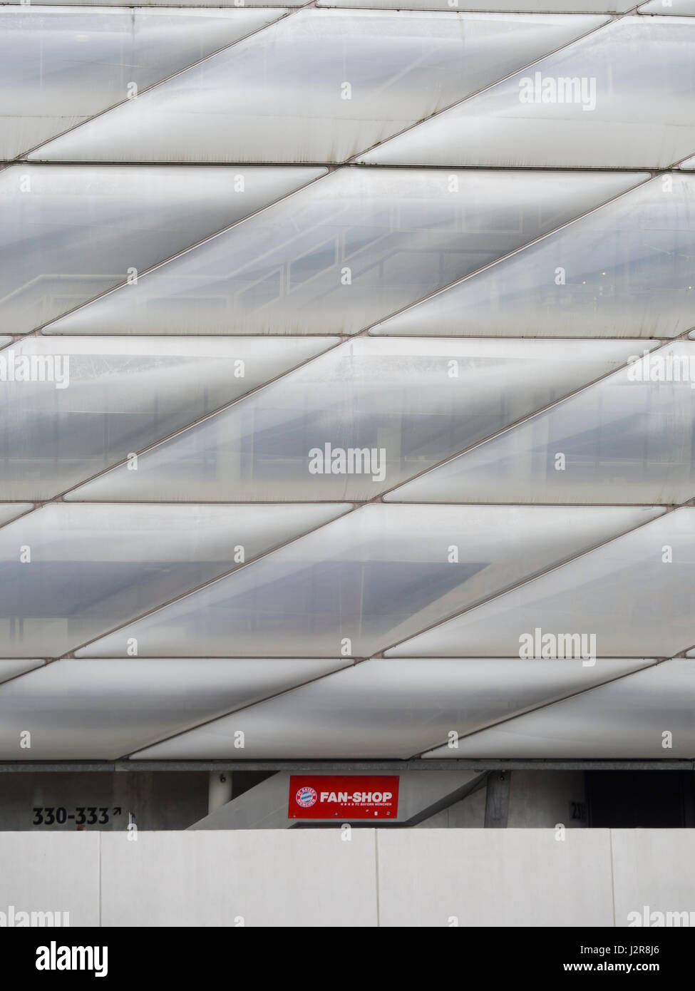 München, Deutschland - 22. April 2017: Melden Sie sich im Merchandising-Shop am Fußballstadion Allianz Arena in München. Mit 75'000 Sitzplätzen, Allianz Arena Stockfoto