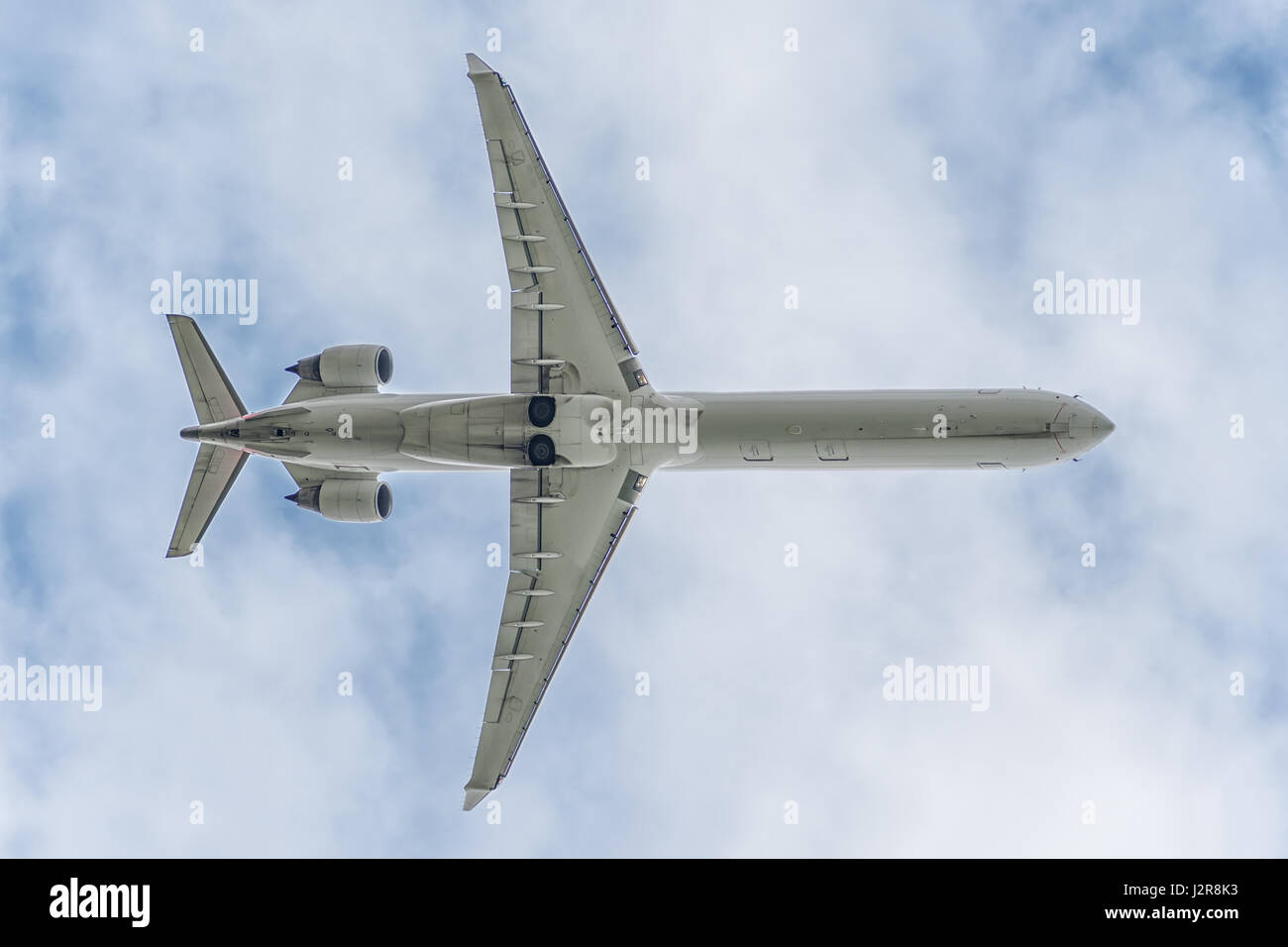 unter einer großen Düsenflugzeug Stockfoto