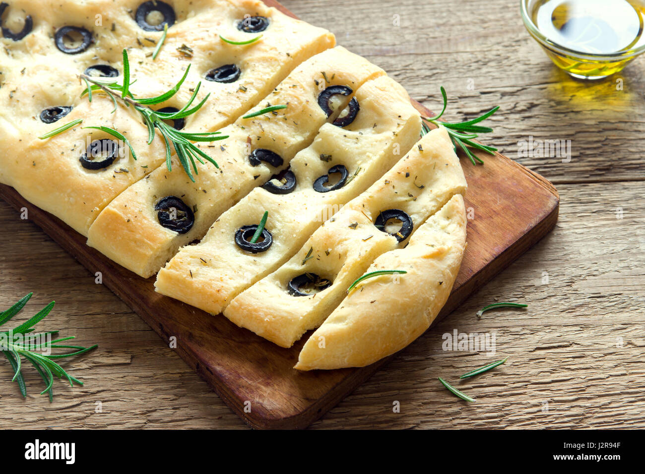 Traditionelle italienische Focaccia mit schwarzen Oliven und Rosmarin ...