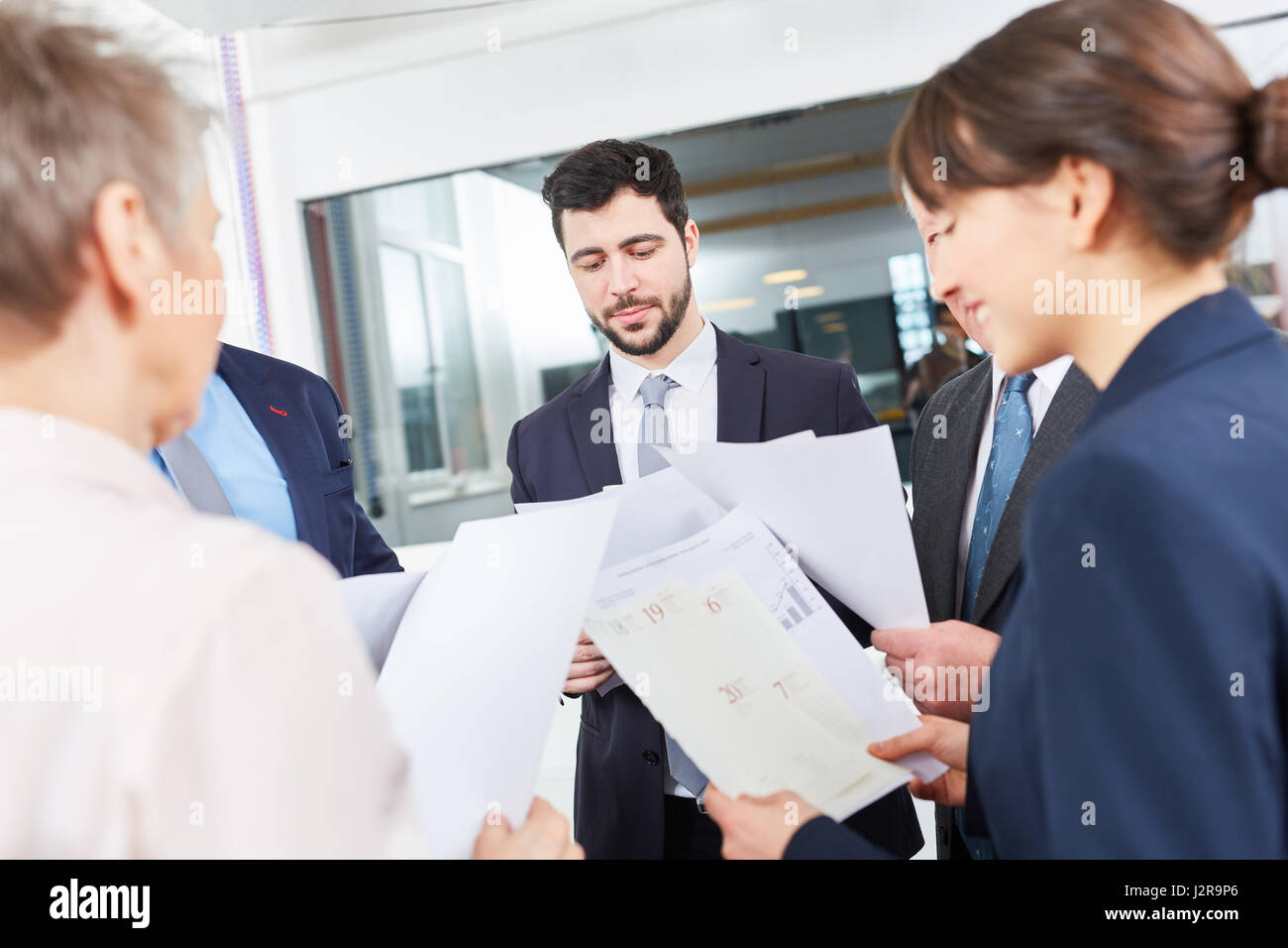 Business-Team in Treffen mit Dokumenten für Strategieplanung Stockfoto