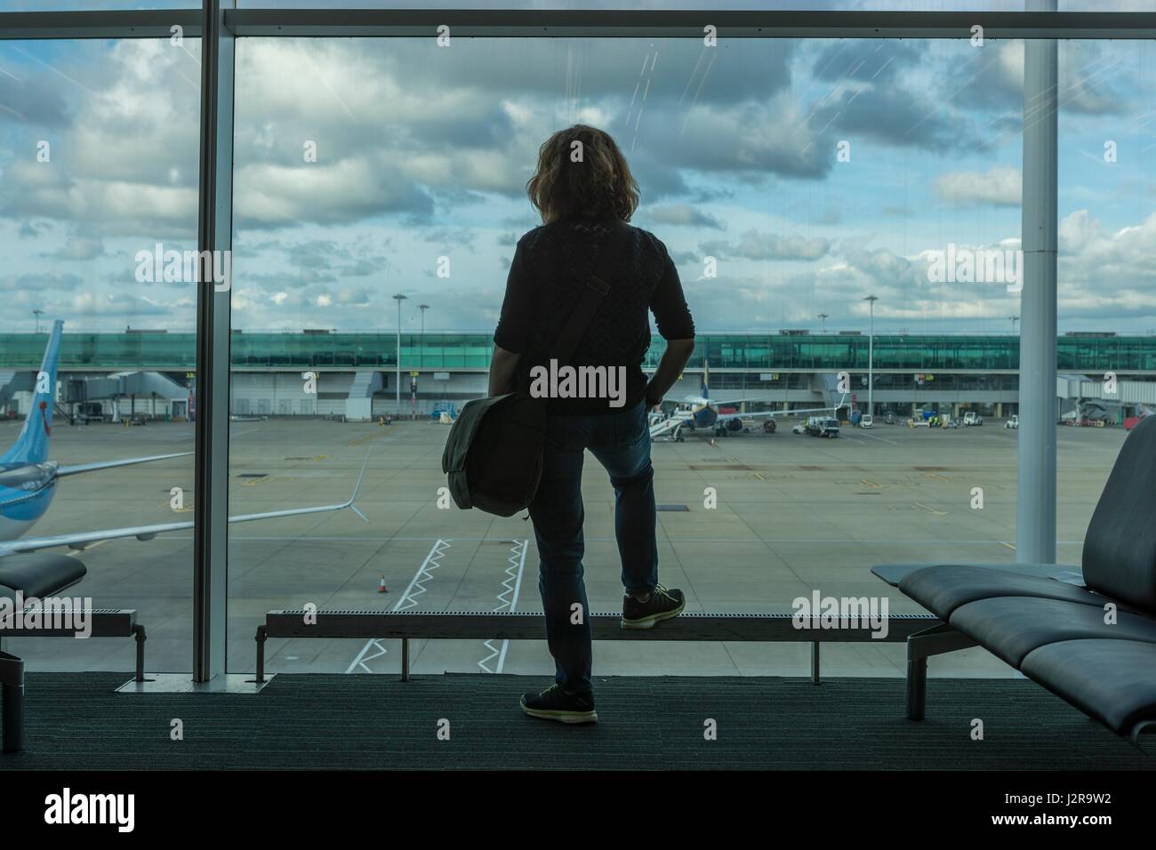 Passagier wartet in Abflughalle für verspäteten Flug Stockfoto