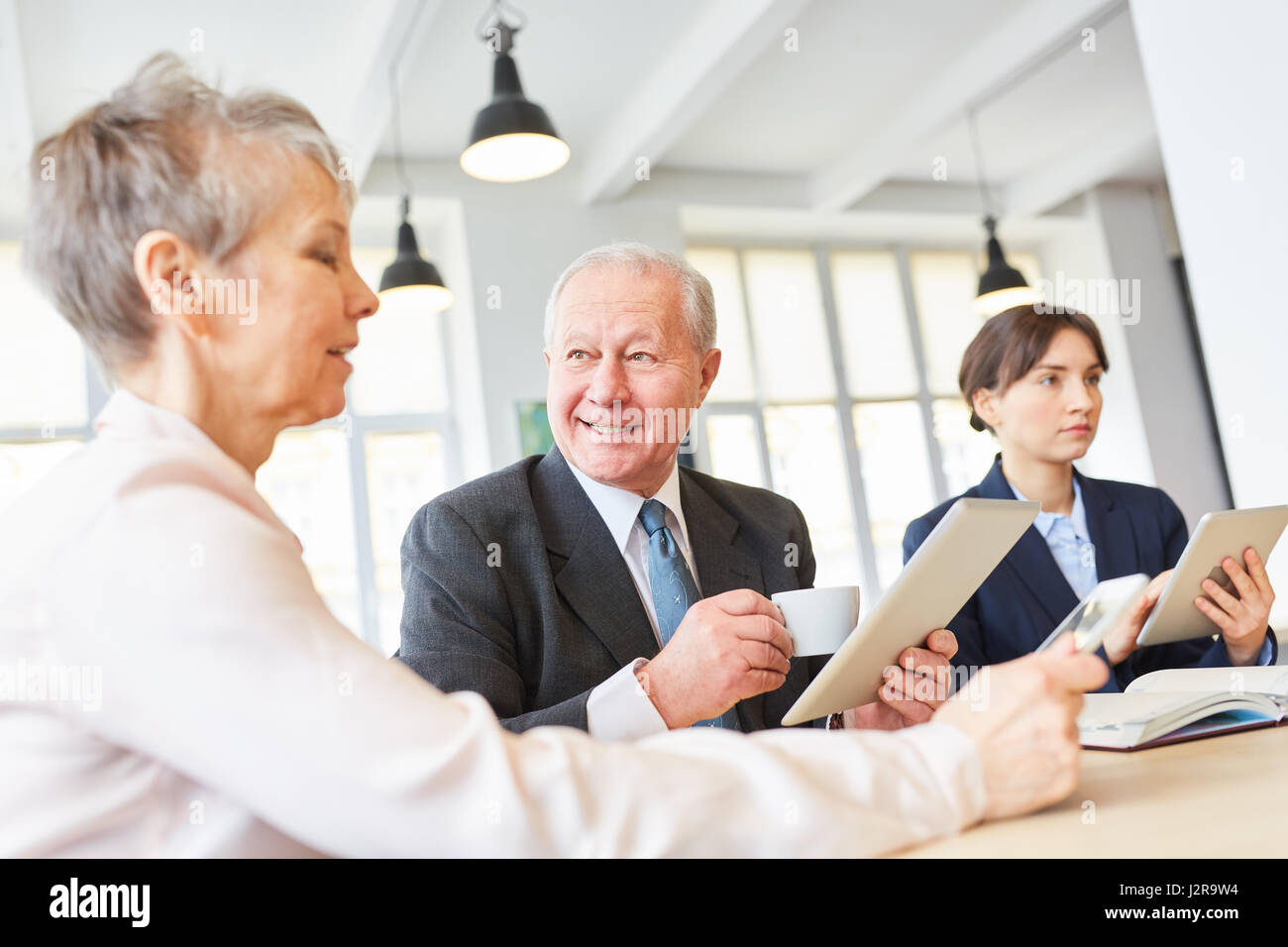 Senior Business-Team bei der Erfüllung der Diskussion für Strategieplanung Stockfoto