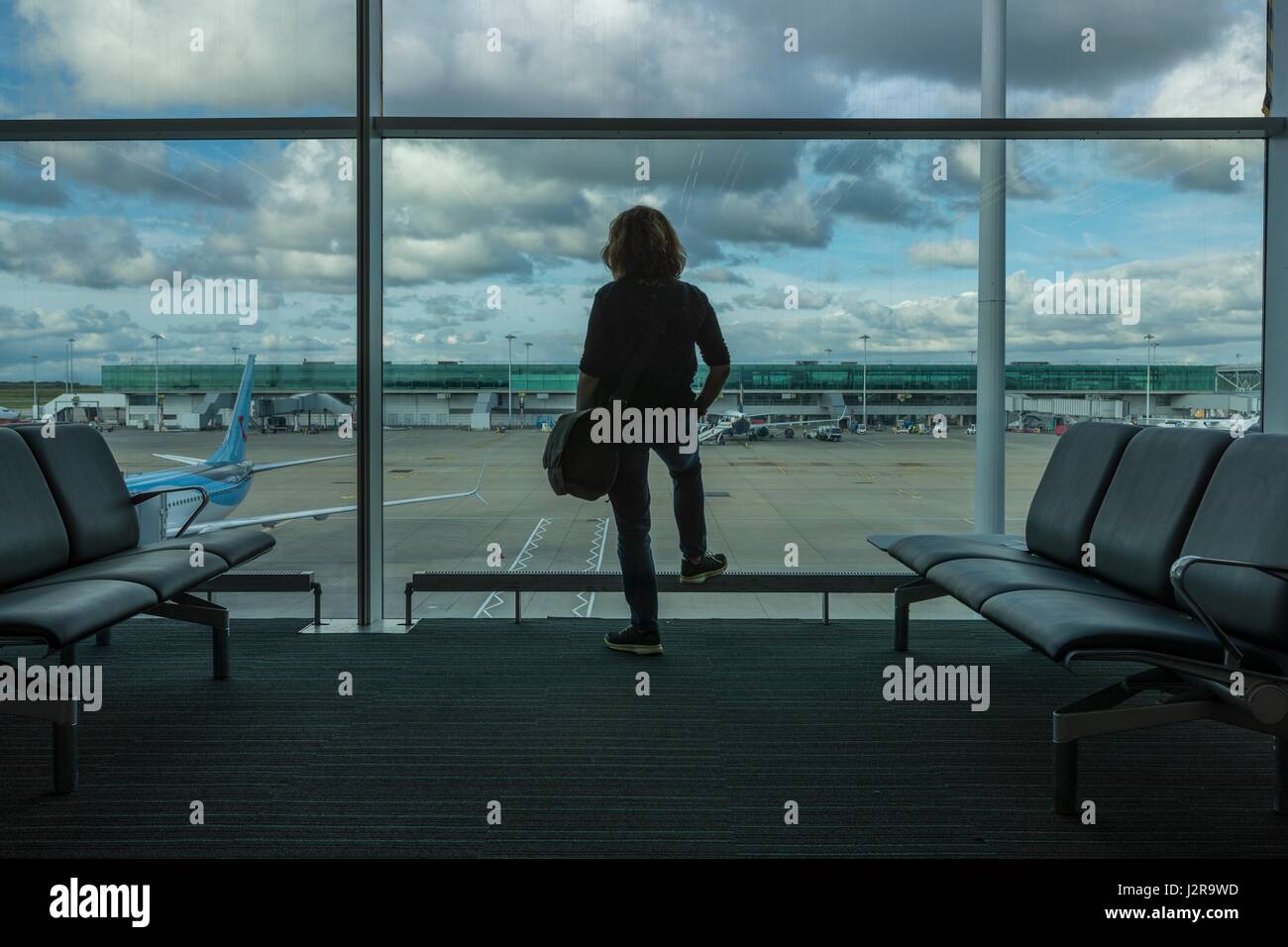 Passagier wartet in Abflughalle für verspäteten Flug Stockfoto