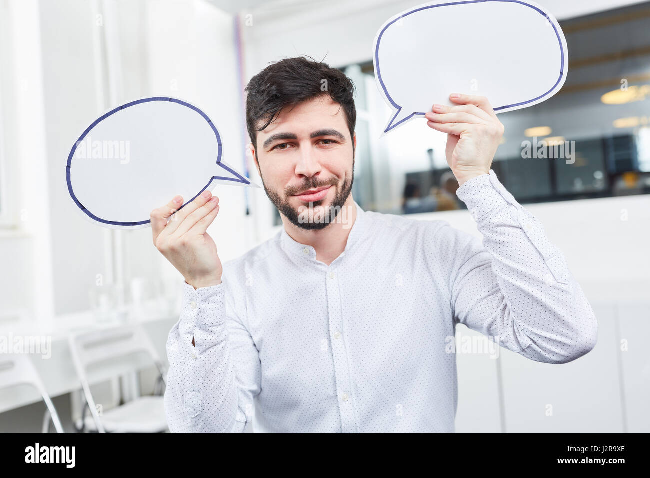Mann mit Sprechblasen für kreative Kommunikations-Strategie Stockfoto