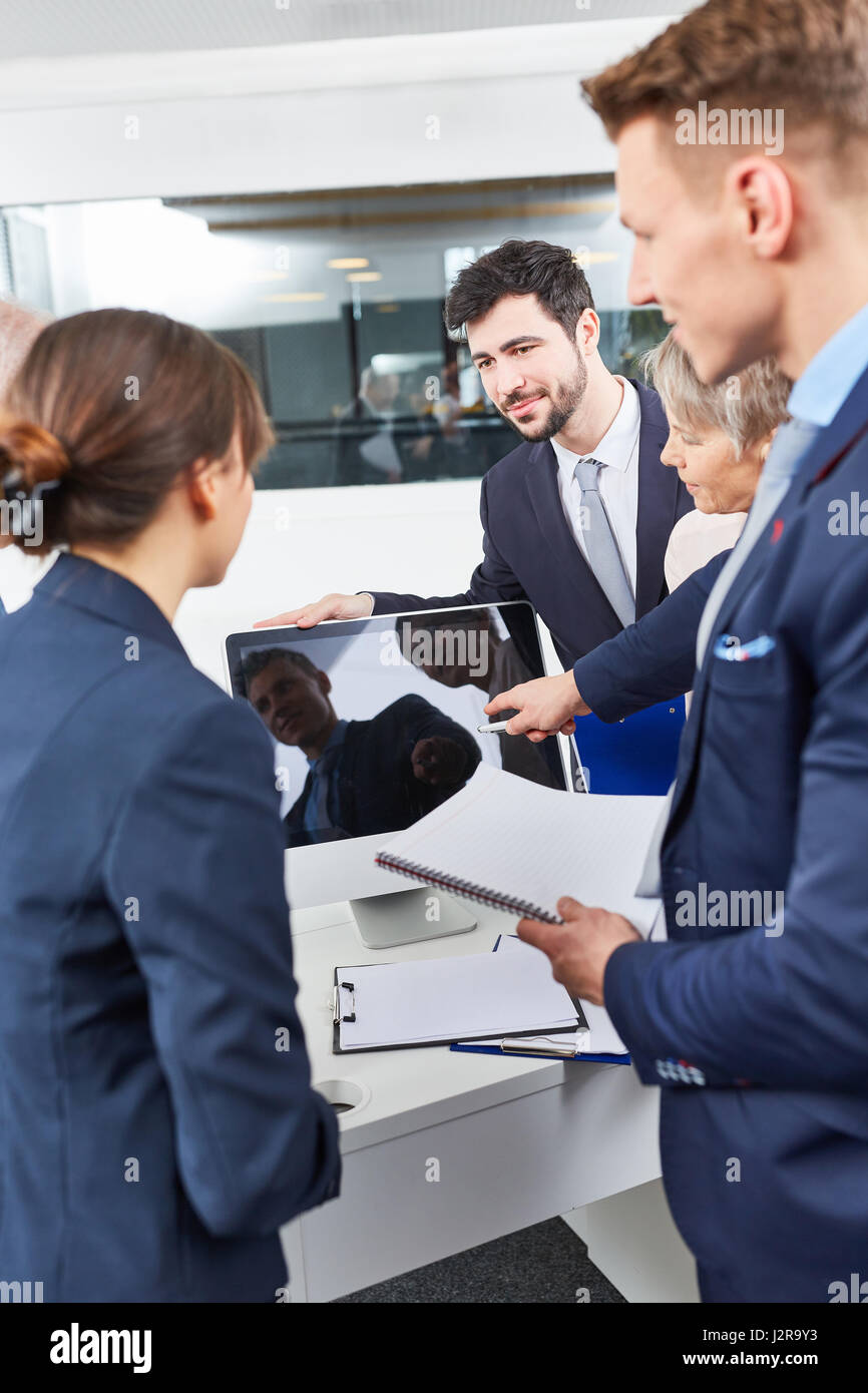 Business-Team mit PC-Monitor mit digitaler Technik Stockfoto