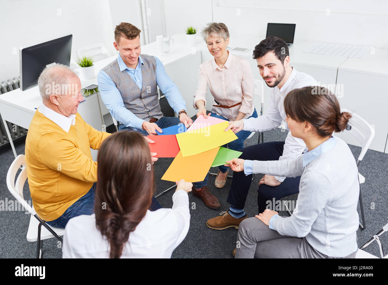 Team machen Übung zusammen in kreative Team-building-Workshop Stockfoto