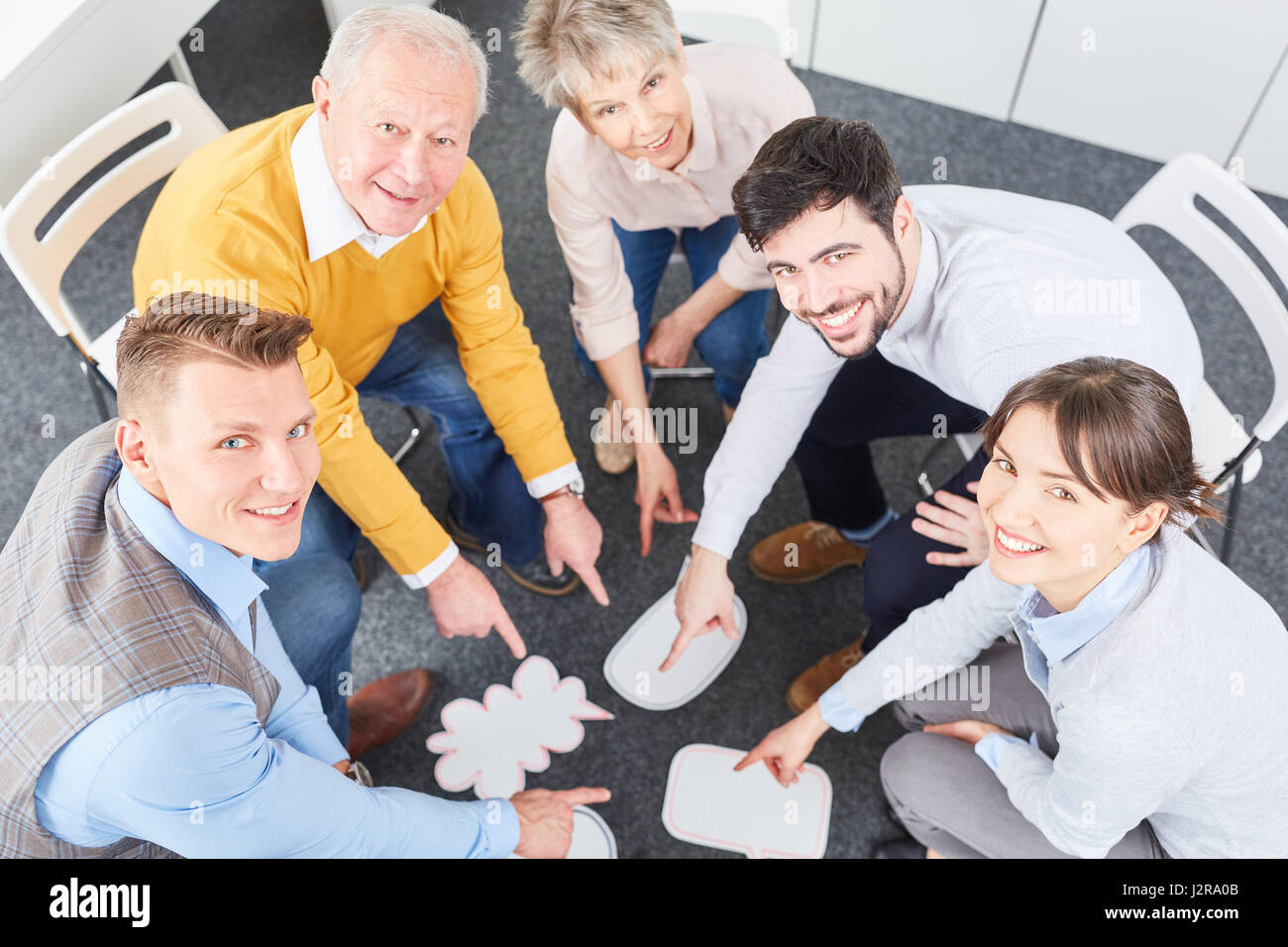 Team macht brainstorming Workshop Gruppenübung mit Sprechblasen Stockfoto