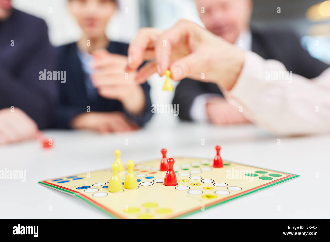 Gesellschaftsspiel in Team-building-Workshop für die Zusammenarbeit-Ausbildung Stockfoto