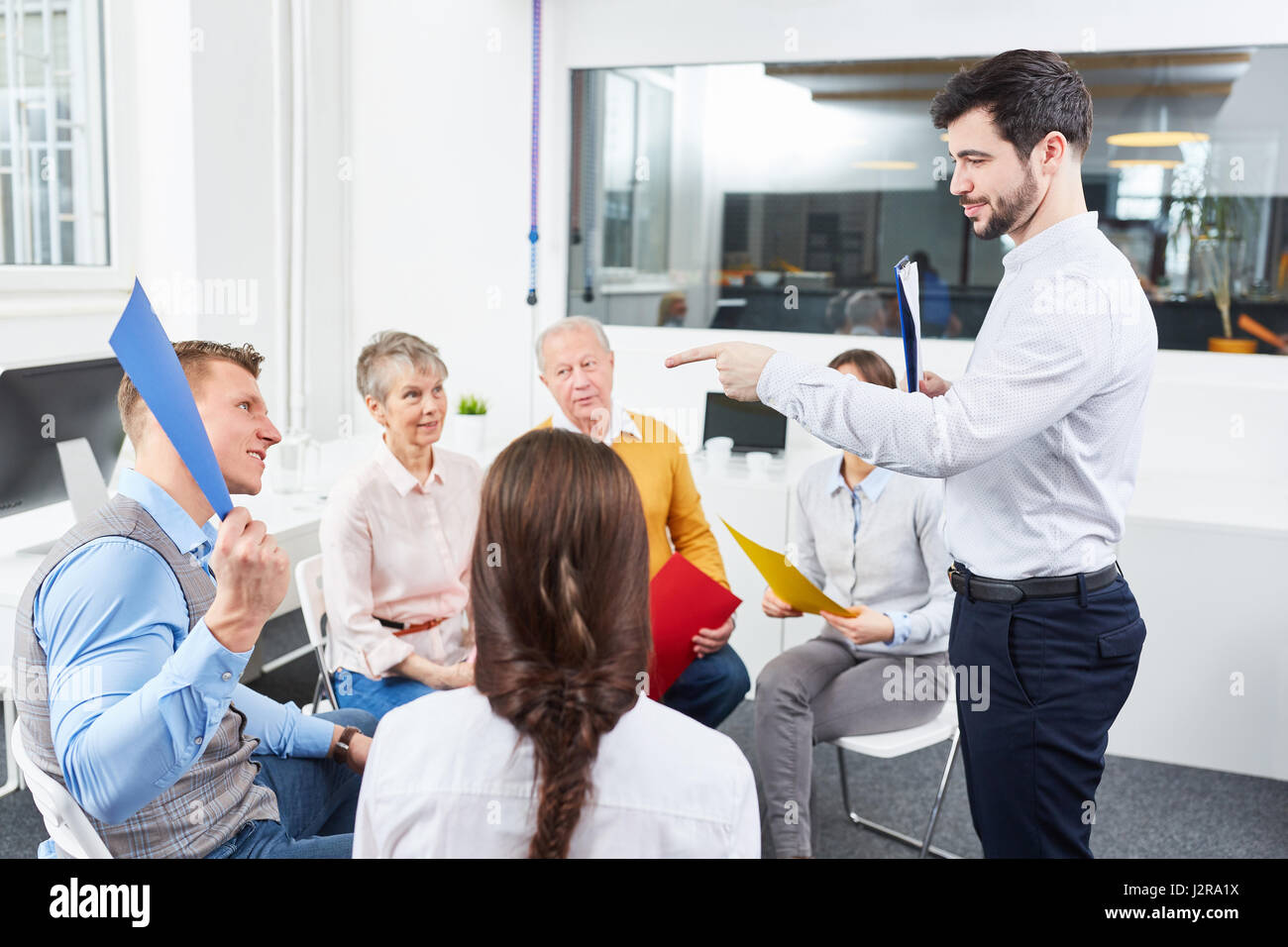 Coach im Teambuilding Seminar macht eine Geschäftsentscheidung Stockfoto