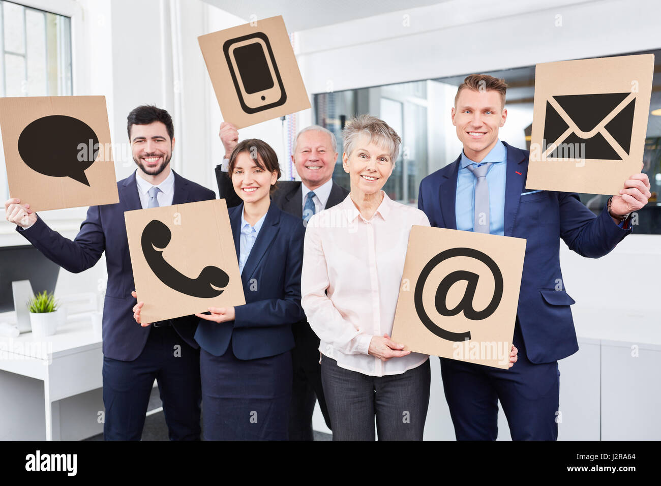 Team mit Kontaktmöglichkeiten als Business-Kommunikation oder Kunden-Service-Konzept Stockfoto