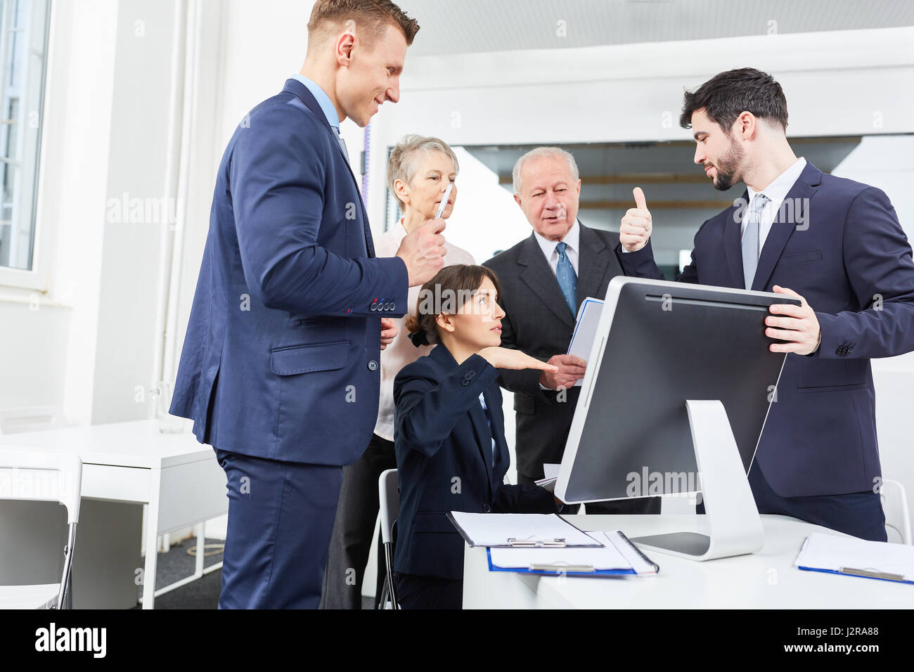 Erfolgreiches Team mit Computer Lösung für Strategie finden Stockfoto