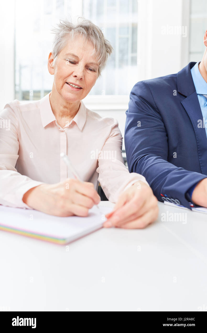 Senioren als Geschäftsfrau Notizen im seminar Stockfoto