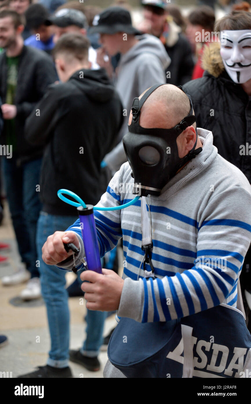 Mann Einatmen Cannabis aus Unkraut Gasmaske Bong zu einem Legalise Cannabis  Protest in Guildhall Square, Derry, Londonderry, Nordirland Stockfotografie  - Alamy