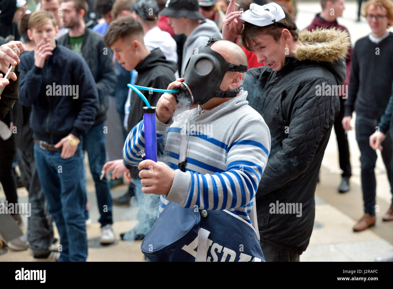 Mann Einatmen Cannabis Aus Unkraut Gasmaske Bong Zu Einem Legalise Cannabis Protest In Guildhall Square Derry Londonderry Nordirland Stockfotografie Alamy