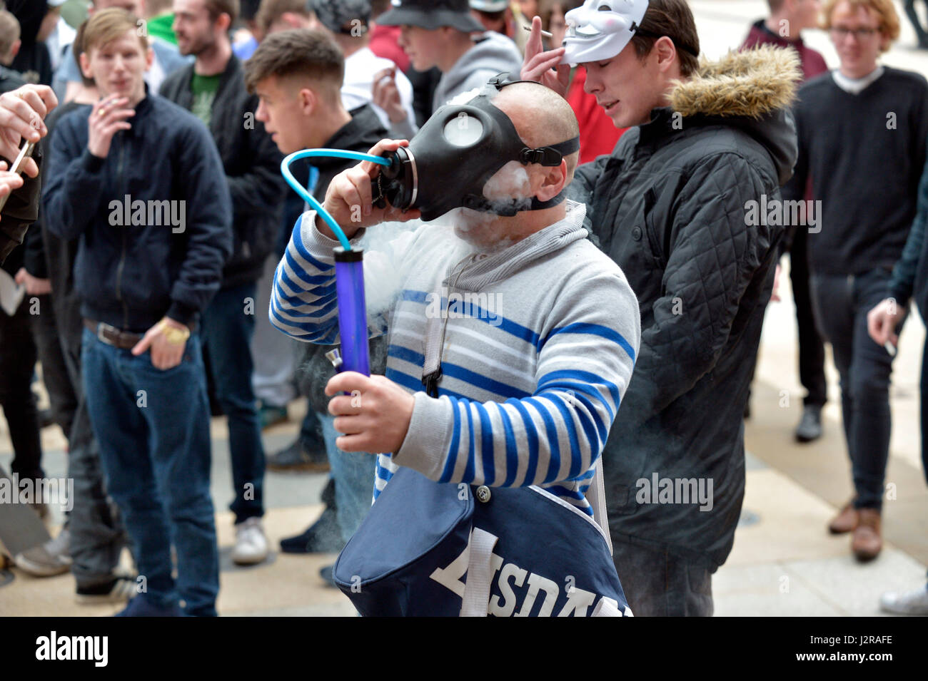Mann Einatmen Cannabis Aus Unkraut Gasmaske Bong Zu Einem Legalise Cannabis Protest In Guildhall Square Derry Londonderry Nordirland Stockfotografie Alamy