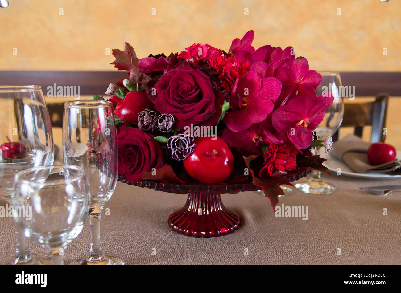 Dekorative Platte mit roten Blumen für festliche Tafel Stockfoto