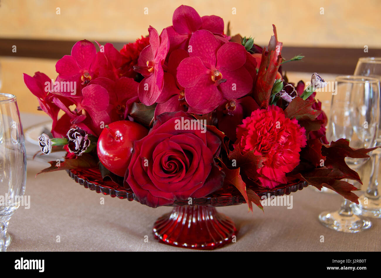 Dekorative Platte mit roten Blumen für festliche Tafel Stockfoto