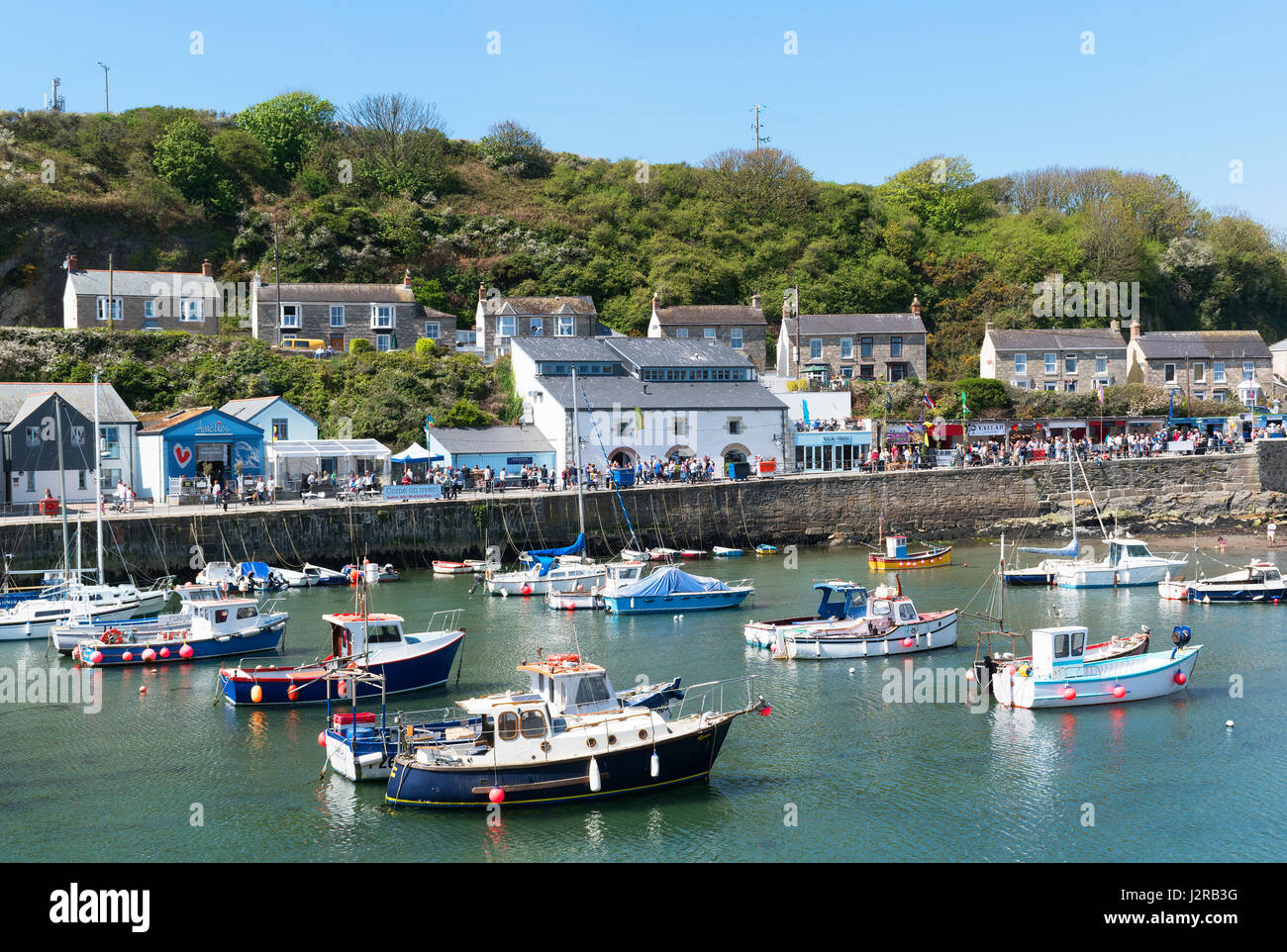 Angelboote/Fischerboote im Hafen von Porthleven, Cornwall, England, Großbritannien, uk Stockfoto