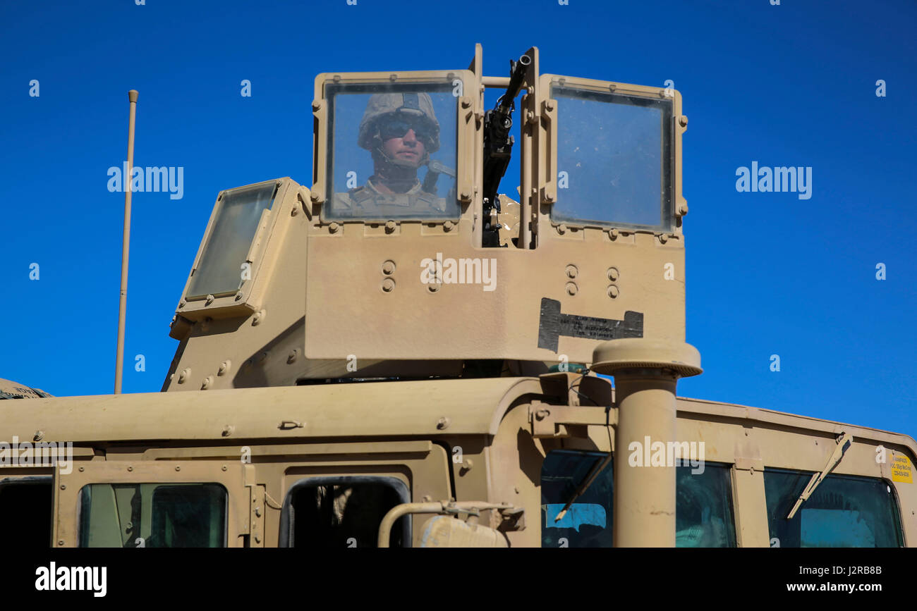 Ein Marine von MAWTS-1 bietet Sicherheit in einem Humvee während des Angriffs Support Taktik Trainings unterstützt den Waffen und Taktik Instructor Kurs, ein siebenwöchiges Programm, das standardisierte Fortbildung, Instruktorzertifizierung und städtische Evakuierungsoperationen für Marine Aviation bereit bietet. Stockfoto